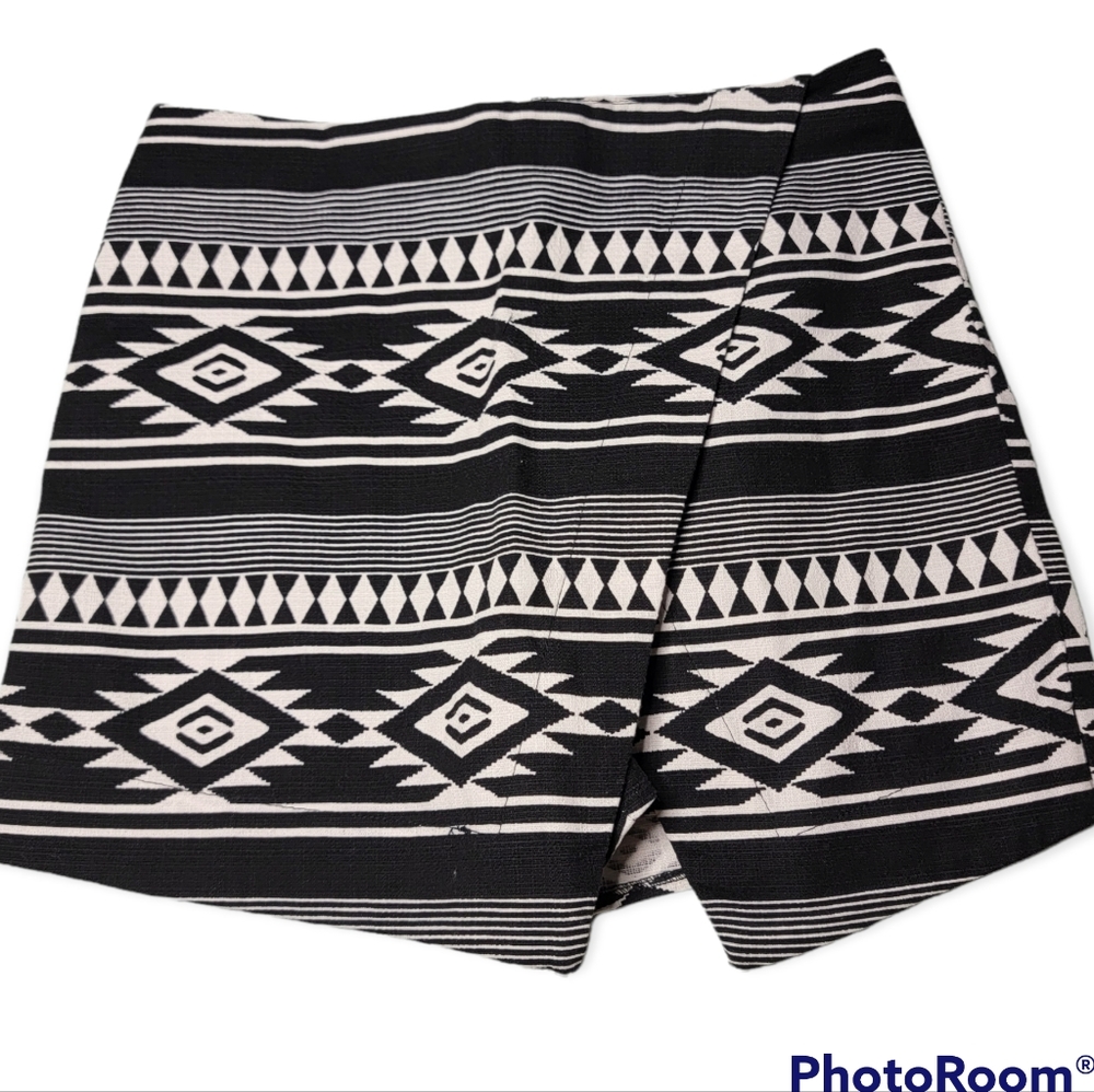 HOLLISTER BEAUTIFUL WOMEN'S SKORT BLACK/WHITE | SIZE 0